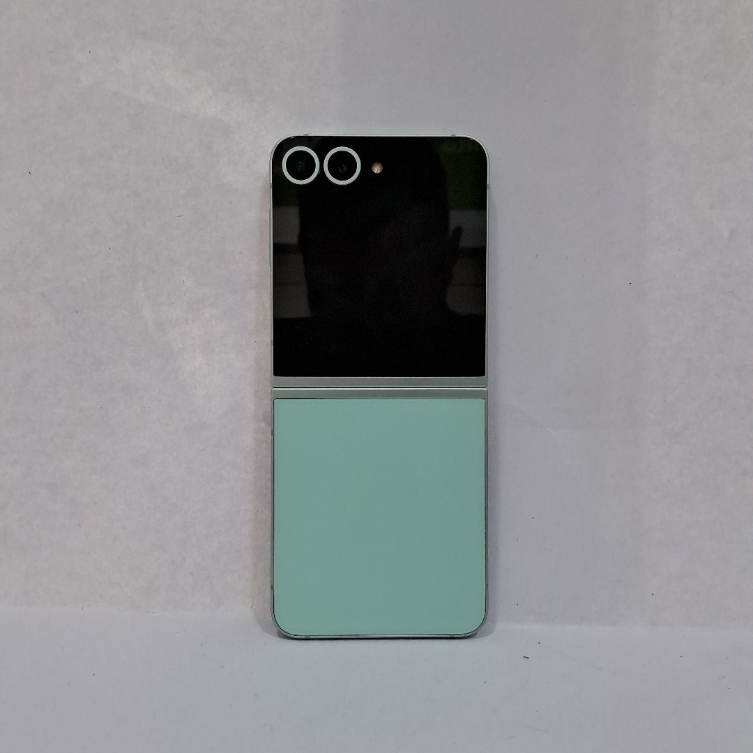 CELULAR SAMSUNG GALAXY Z FLIP6 SM-F741B (2024) 256 GB 12 GB RAM (SEMINUEVO)