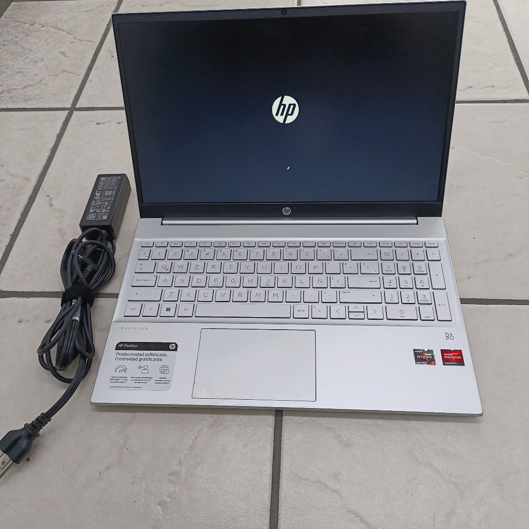 LAPTOP HP PAVILION 15-EH3002LA (2024) 512 GB SSD 16 GB RAM (SEMINUEVO)