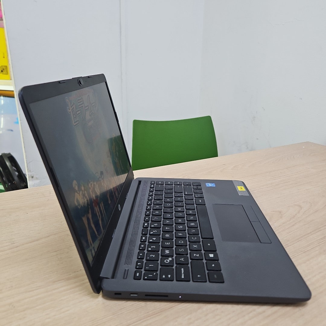 LAPTOP HP 240 G8 (2022) 512 GB SSD 4 GB RAM (SEMINUEVO)