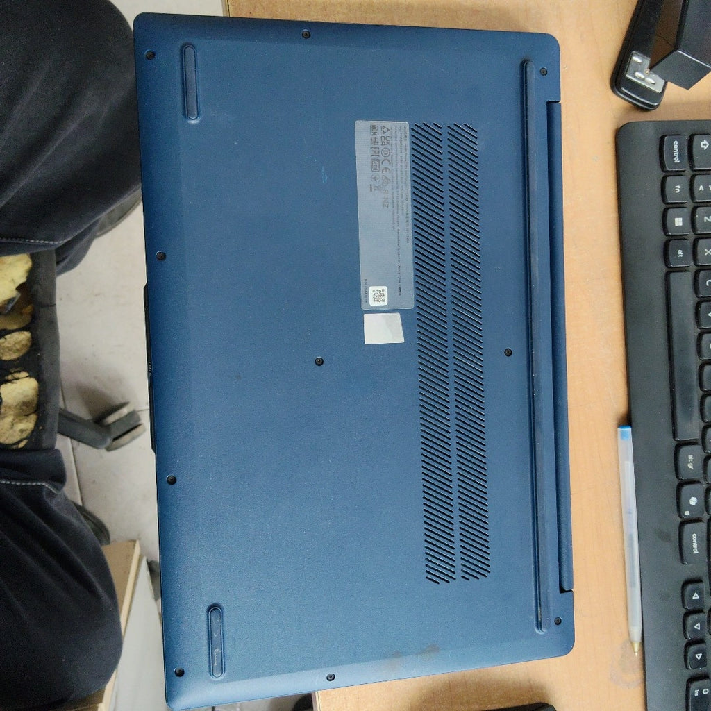 LAPTOP LENOVO IDEAPAD SLIM 3 15IAN8 (2024) 256 GB SSD 8 GB RAM (SEMINUEVO)