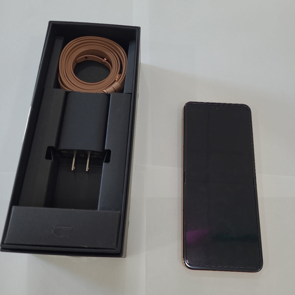 CELULAR MOTOROLA RAZR 50 ULTRA XT2451-3 (2024) 512 GB 12 GB RAM (SEMINUEVO)