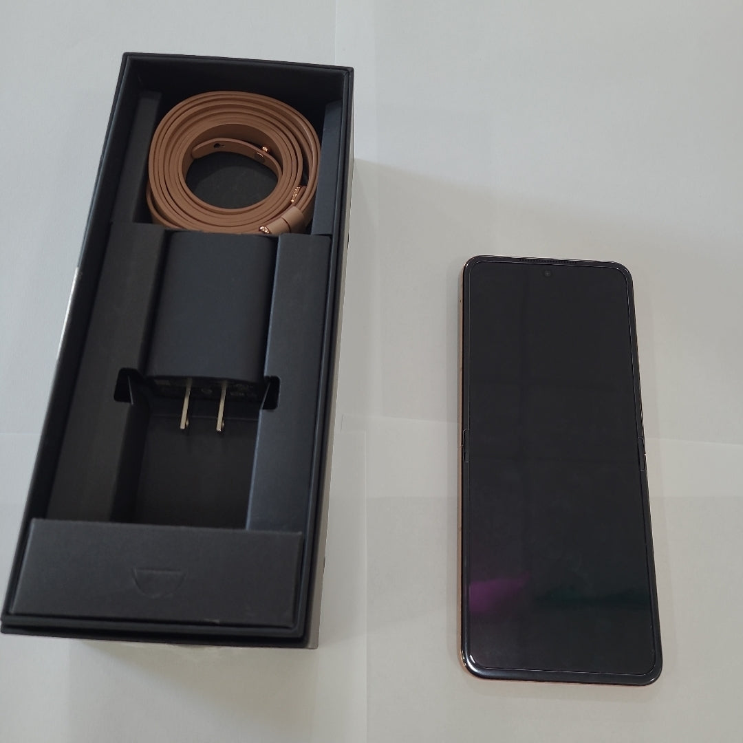 CELULAR MOTOROLA RAZR 50 ULTRA XT2451-3 (2024) 512 GB 12 GB RAM (SEMINUEVO)