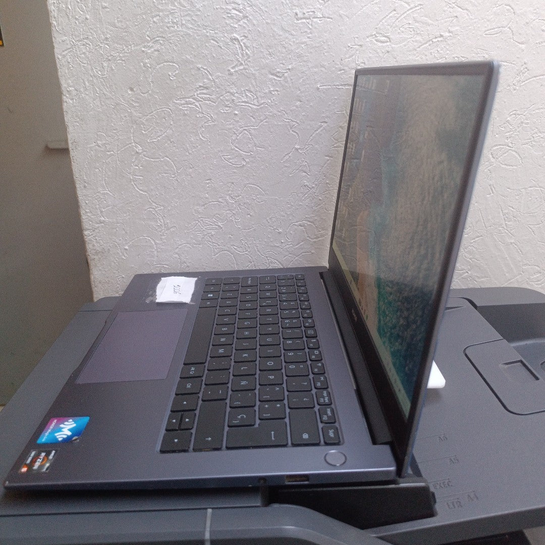 LAPTOP HONOR MAGICBOOK 14 NMH-WDQ9HN (2022) 512 GB SSD 8 GB RAM (SEMINUEVO)