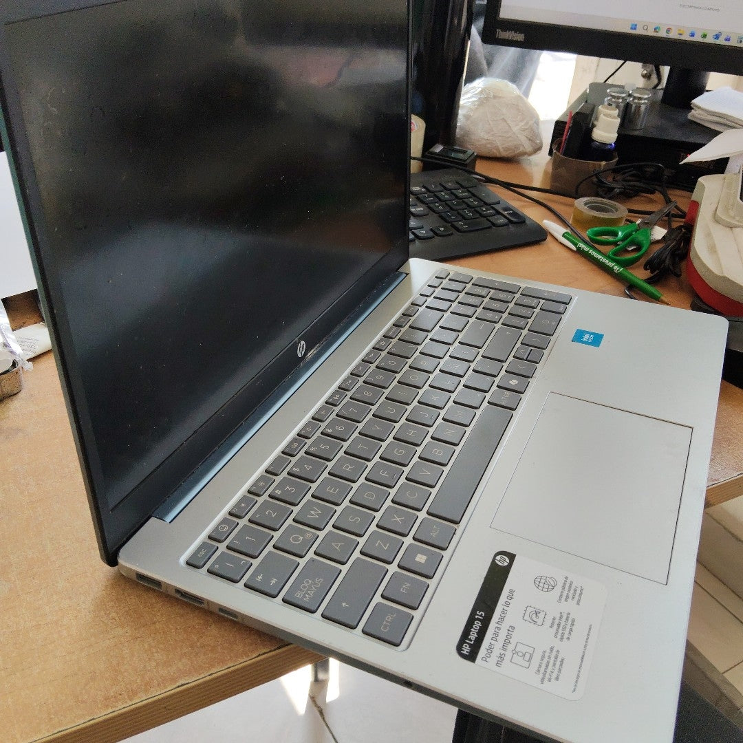 LAPTOP HP 15-FD0211LA (2025) 512 GB SSD 8 GB RAM (SEMINUEVO)