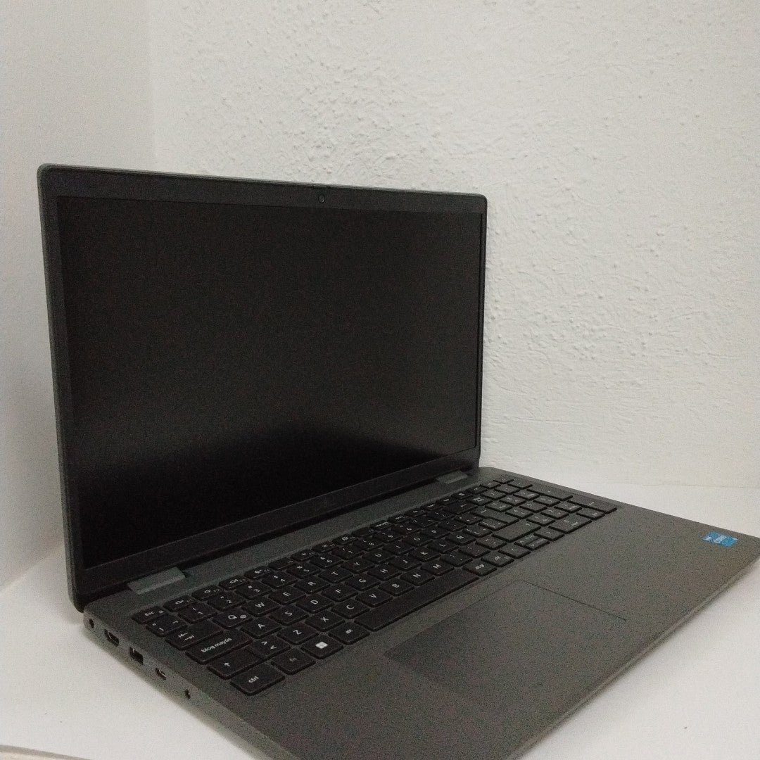 LAPTOP DELL LATITUDE 3540 (2024) 512 GB SSD 16 GB RAM (SEMINUEVO)