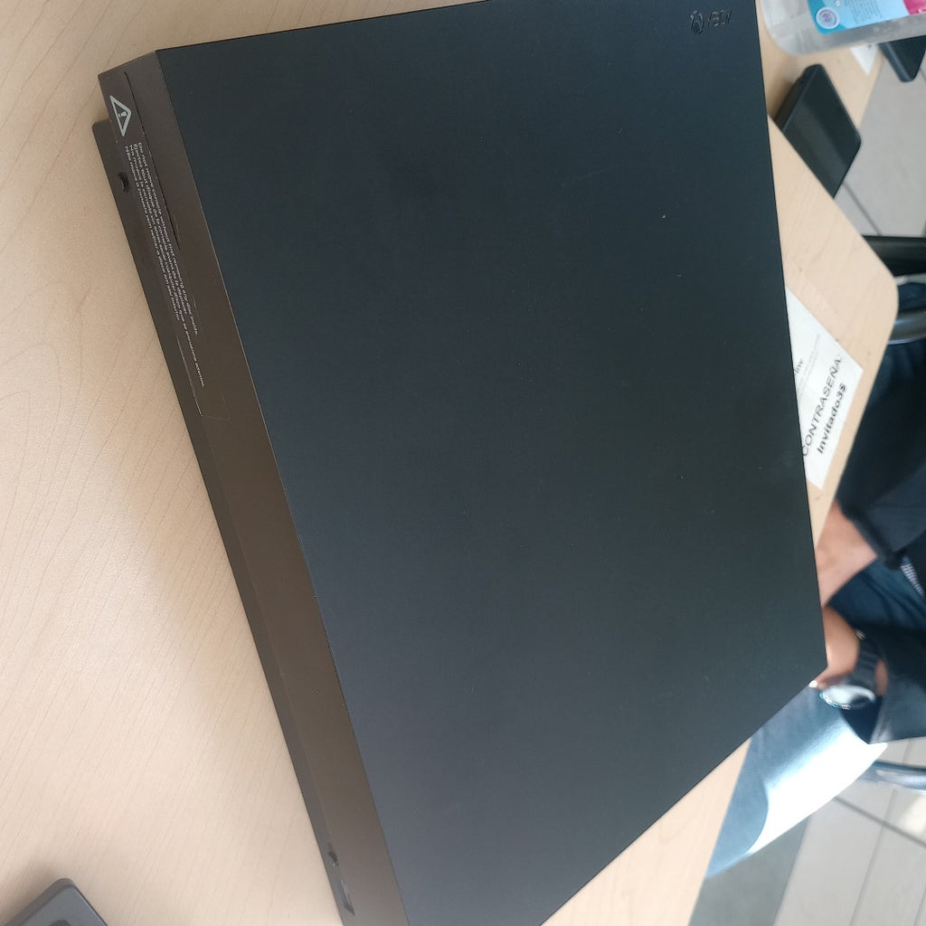 CONSOLA DE VIDEOJUEGO MICROSOFT XBOX ONE X 1 TB (SEMINUEVO)