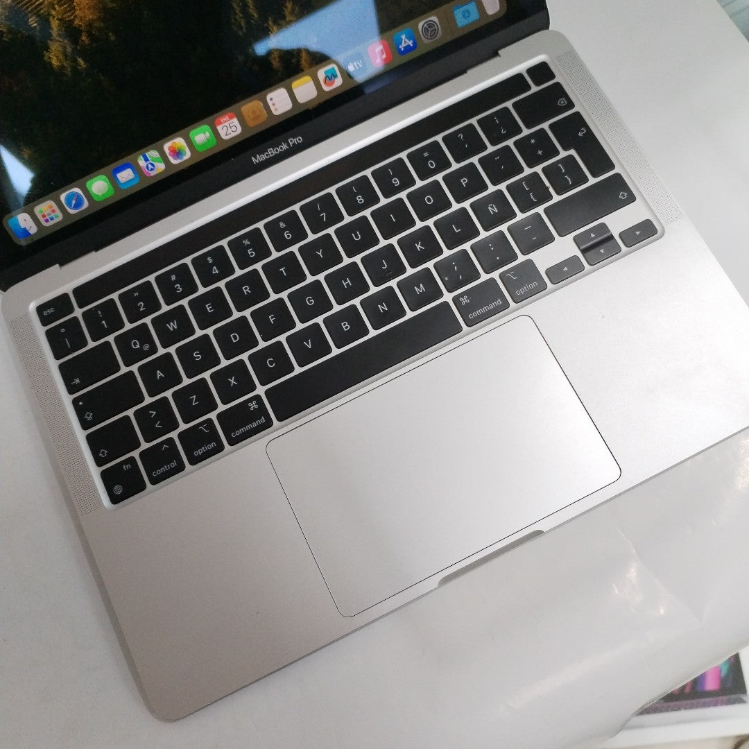 LAPTOP APPLE MACBOOK PRO 13&quot; 2022 3.49 A2338 512 GB SSD 8 GB RAM (SEMINUEVO)