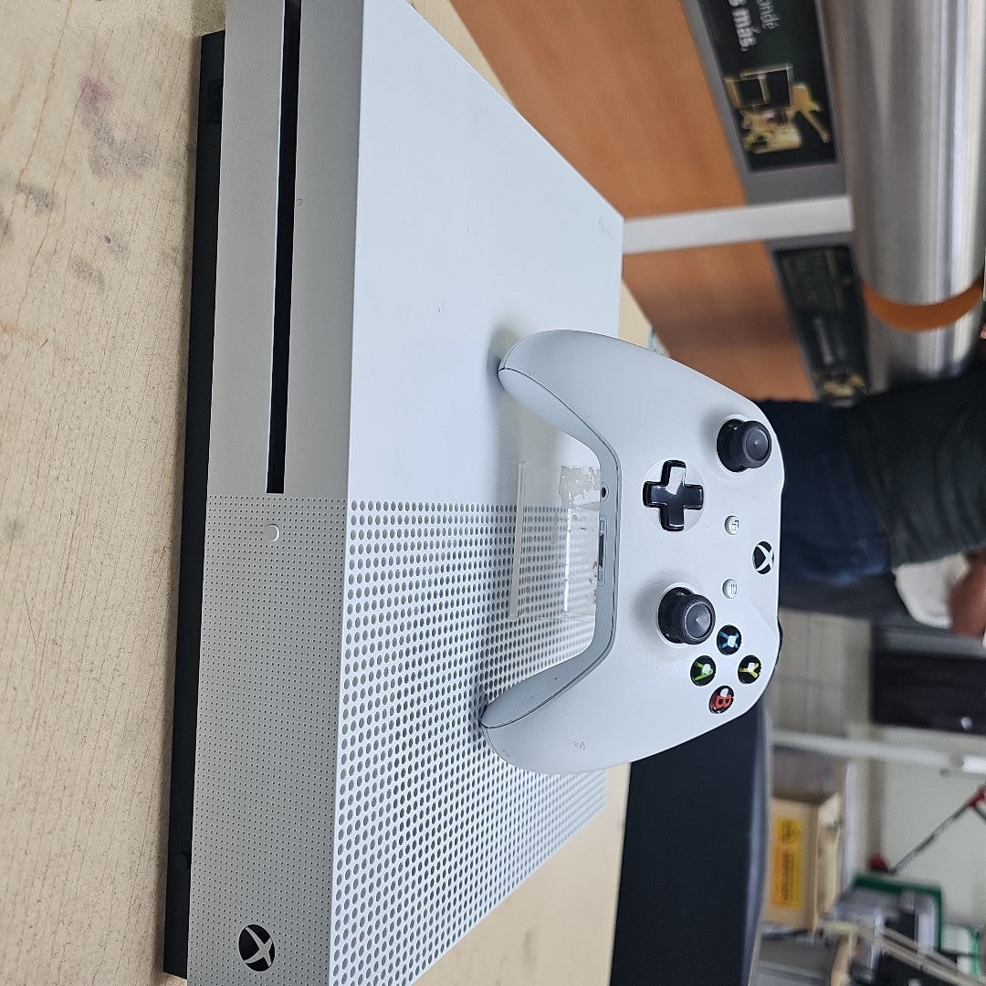 CONSOLA DE VIDEOJUEGO MICROSOFT XBOX ONE S 1 TB (SEMINUEVO)