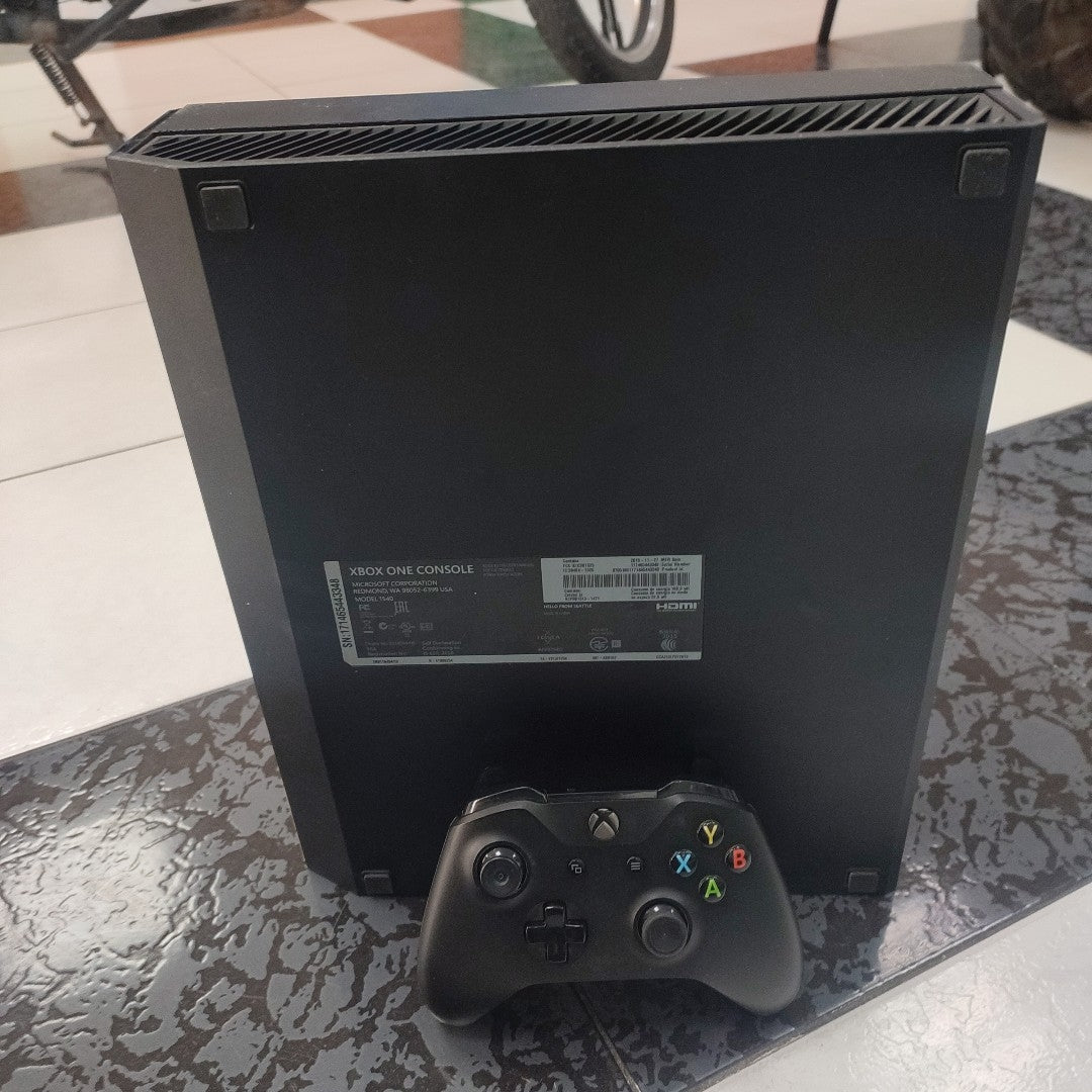 CONSOLA DE VIDEOJUEGO MICROSOFT XBOX ONE 1 TB (SEMINUEVO)