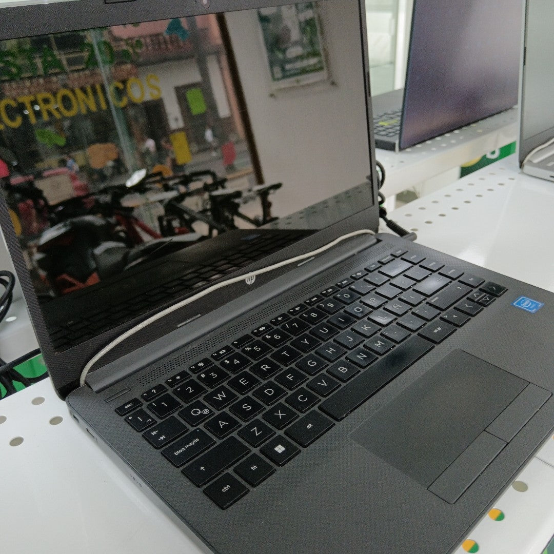 LAPTOP HP 14-CF2542LA (2022) 256 GB SSD 8 GB RAM (SEMINUEVO)