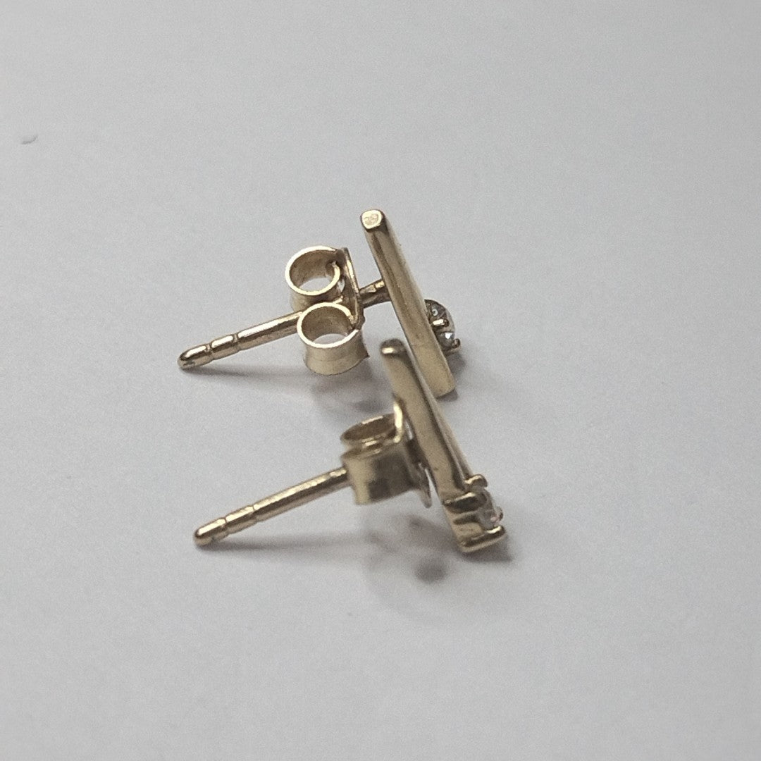 10408BRO00000B1527 FRD11 BROQUEL DE TRIANGULO CON CIRCONIA EN ESQUINA ORO 14K 1GRS (NUEVO)