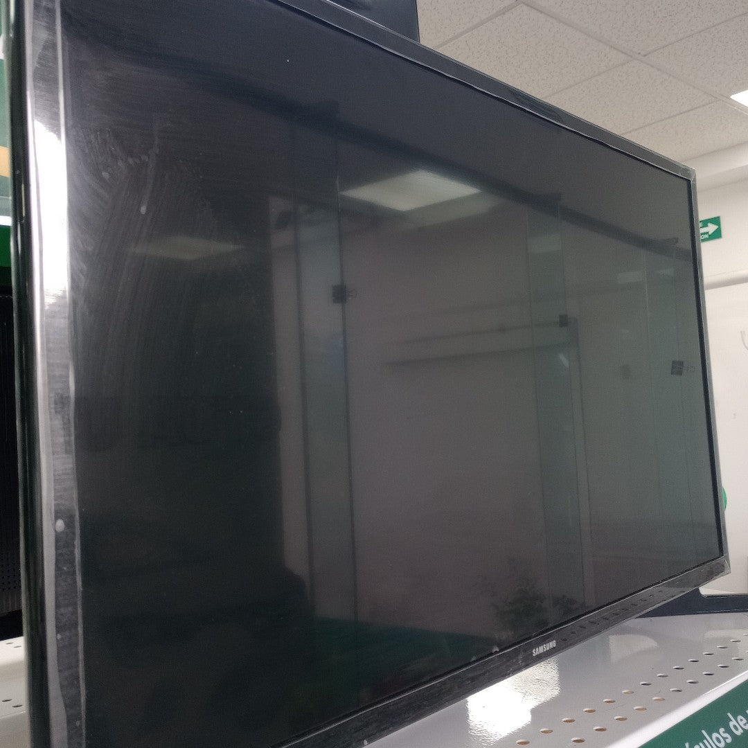 PANTALLA SAMSUNG UN32T4300AF (2022) 32" LED HD (SEMINUEVO)