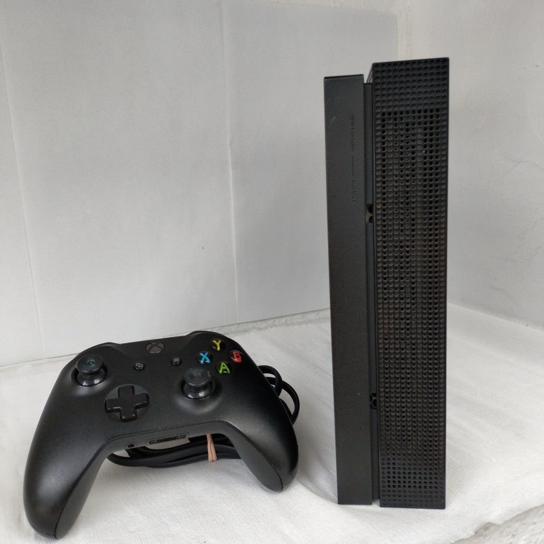 CONSOLA DE VIDEOJUEGO MICROSOFT XBOX ONE X 1 TB (SEMINUEVO)