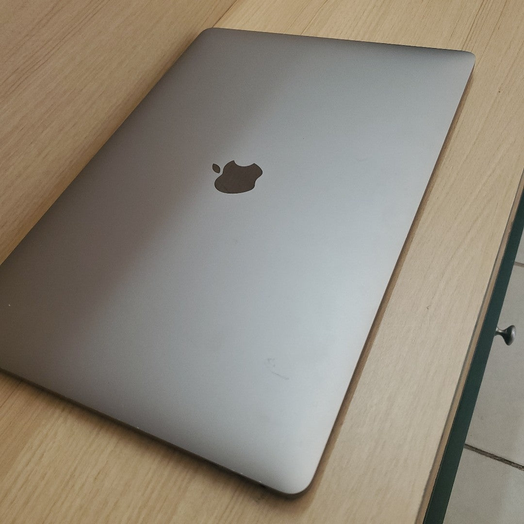 LAPTOP APPLE MACBOOK PRO 15" 2019 2.6 A1990 512 GB SSD 16 GB RAM (SEMINUEVO)