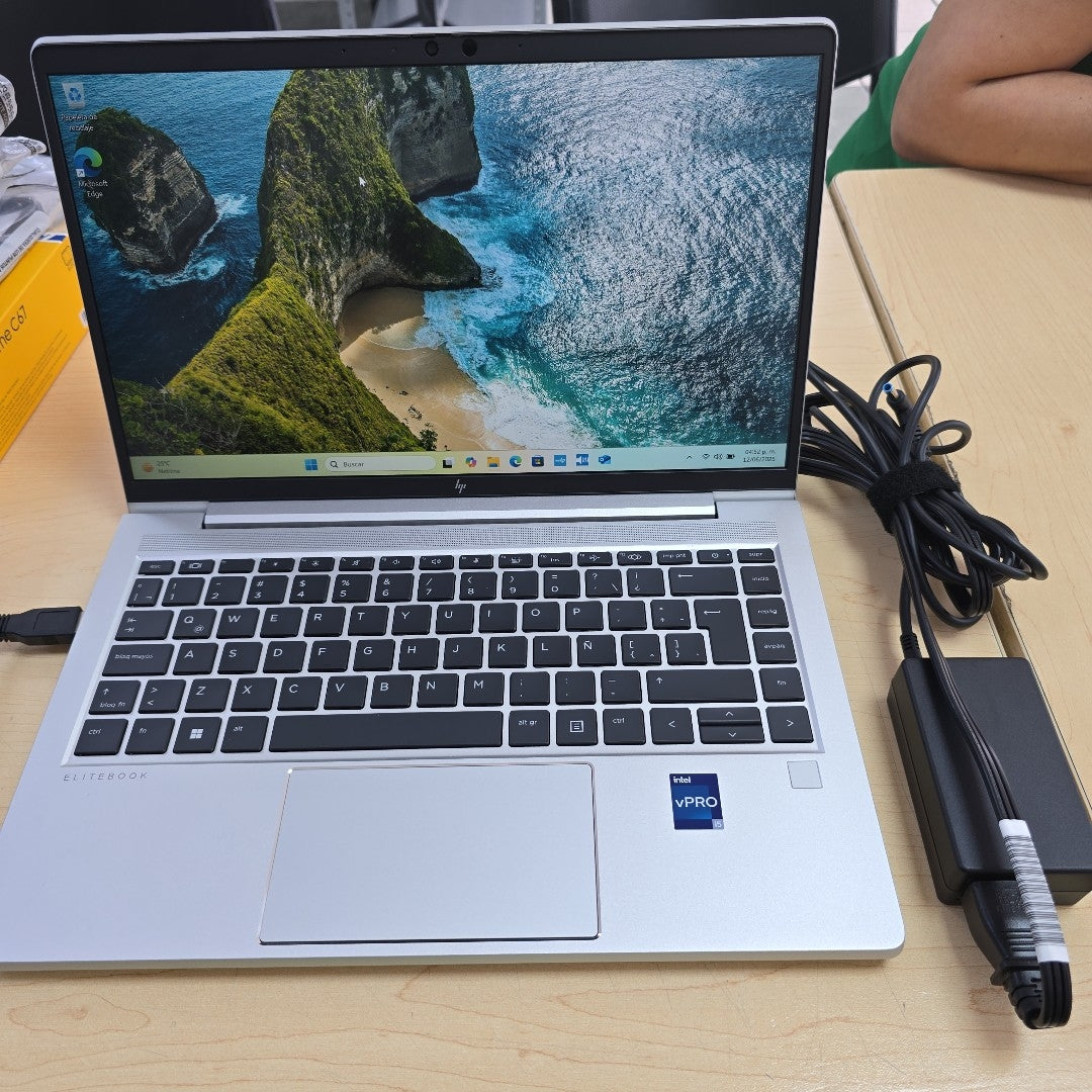 LAPTOP HP ELITEBOOK 640 G10 (2024) 512 GB SSD 16 GB RAM (SEMINUEVO)