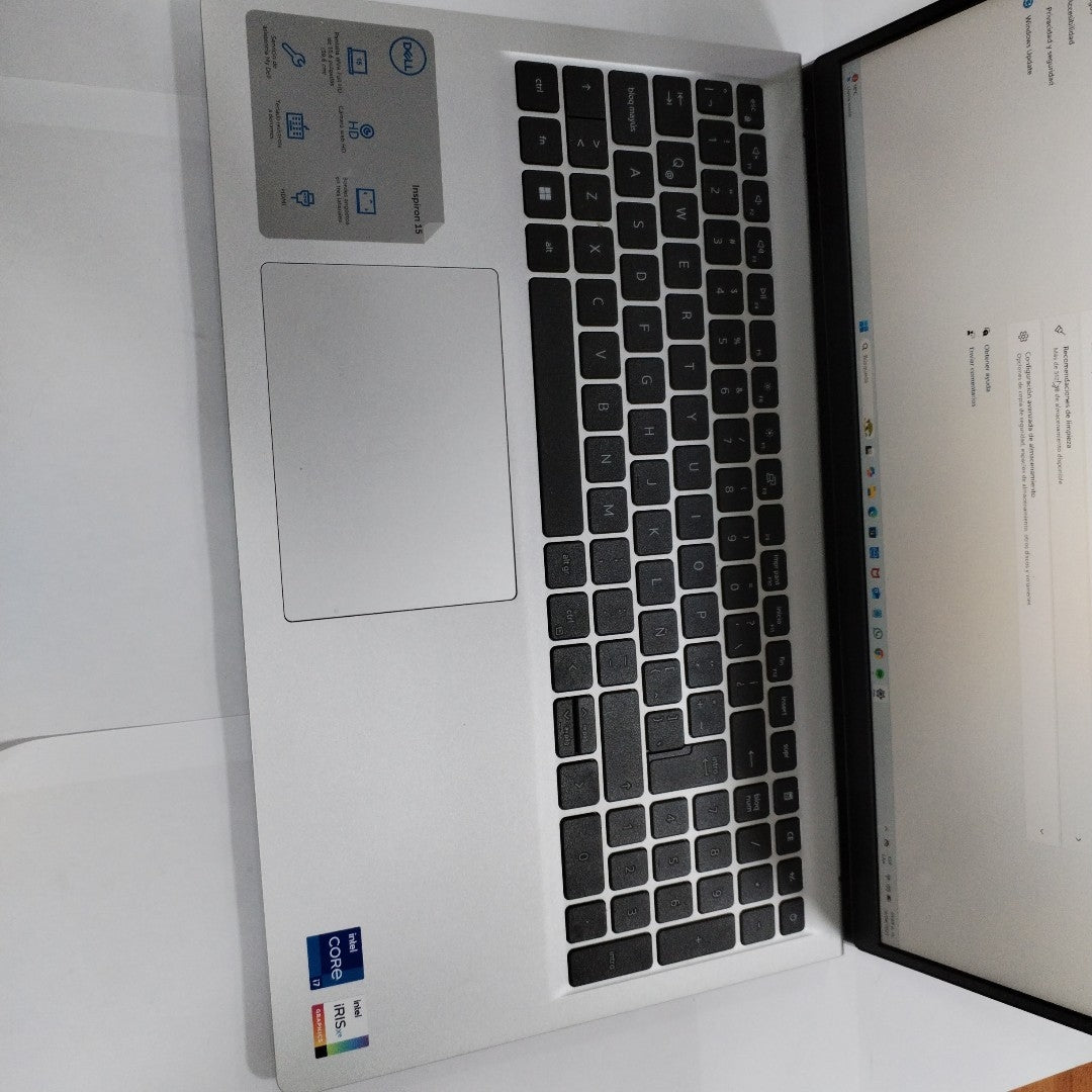 LAPTOP DELL INSPIRON 15 3520 (2024) 512 GB SSD 16 GB RAM (SEMINUEVO)