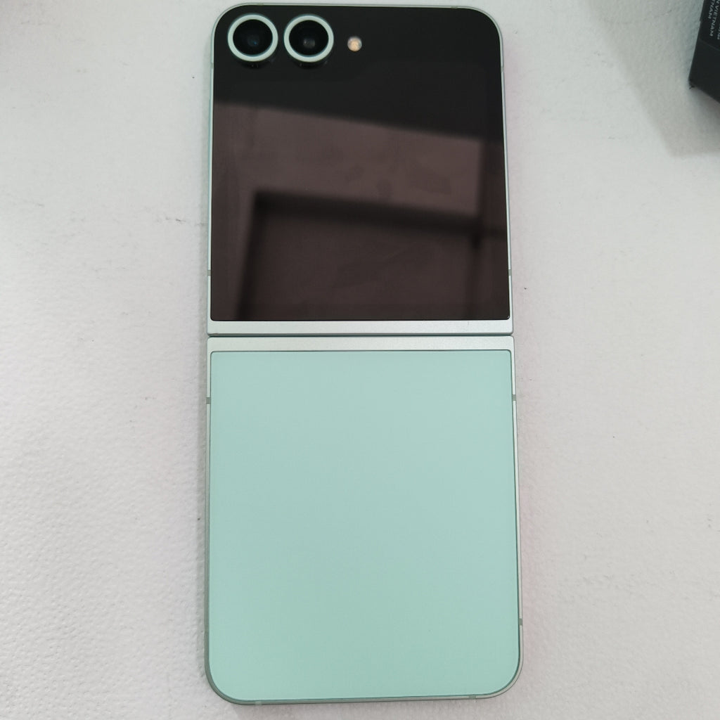 CELULAR SAMSUNG GALAXY Z FLIP6 SM-F741W (2024) 256 GB 12 GB RAM (SEMINUEVO)