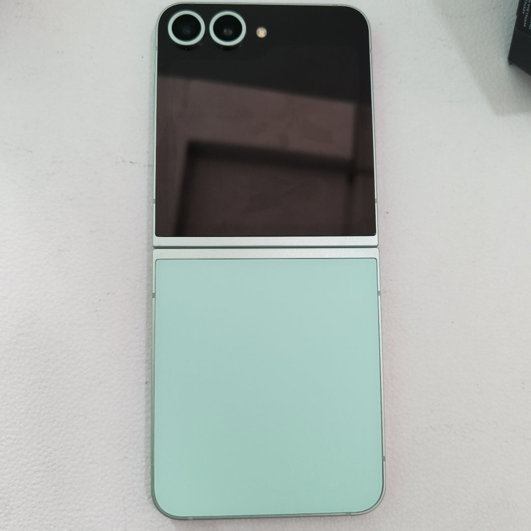 CELULAR SAMSUNG GALAXY Z FLIP6 SM-F741W (2024) 256 GB 12 GB RAM (SEMINUEVO)
