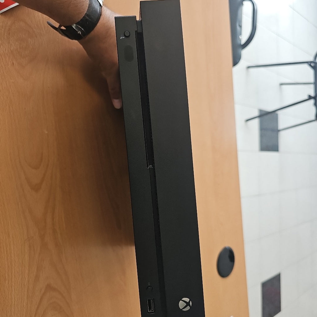 CONSOLA DE VIDEOJUEGO MICROSOFT XBOX ONE X 1 TB (SEMINUEVO)