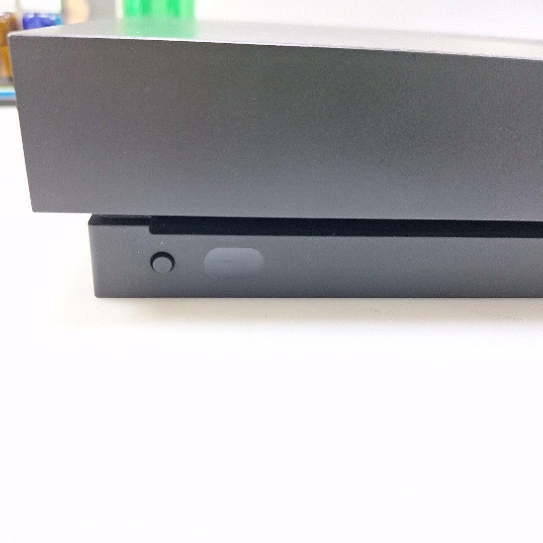 CONSOLA DE VIDEOJUEGO MICROSOFT XBOX ONE X 1 TB (SEMINUEVO)