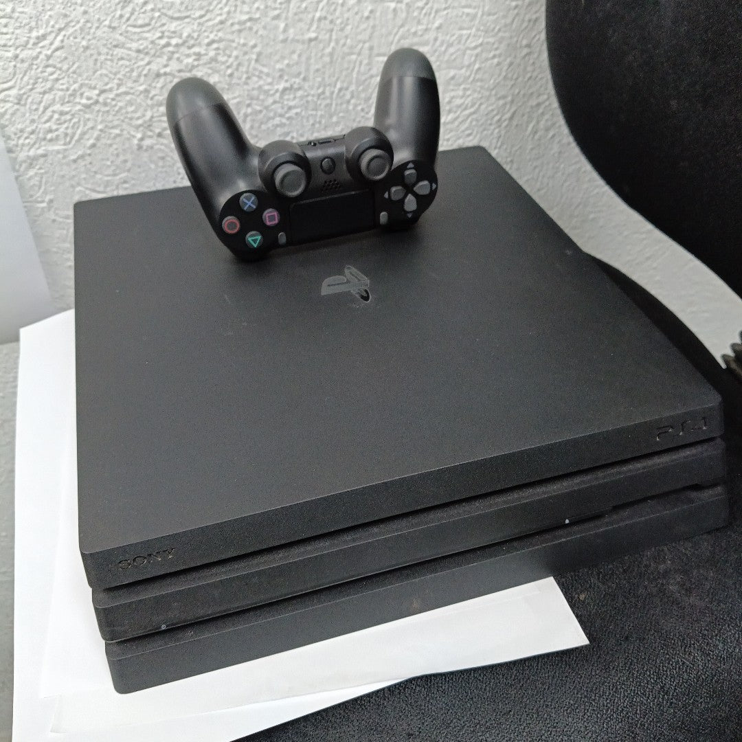 CONSOLA DE VIDEOJUEGO SONY PS4 PRO 1 TB (SEMINUEVO)