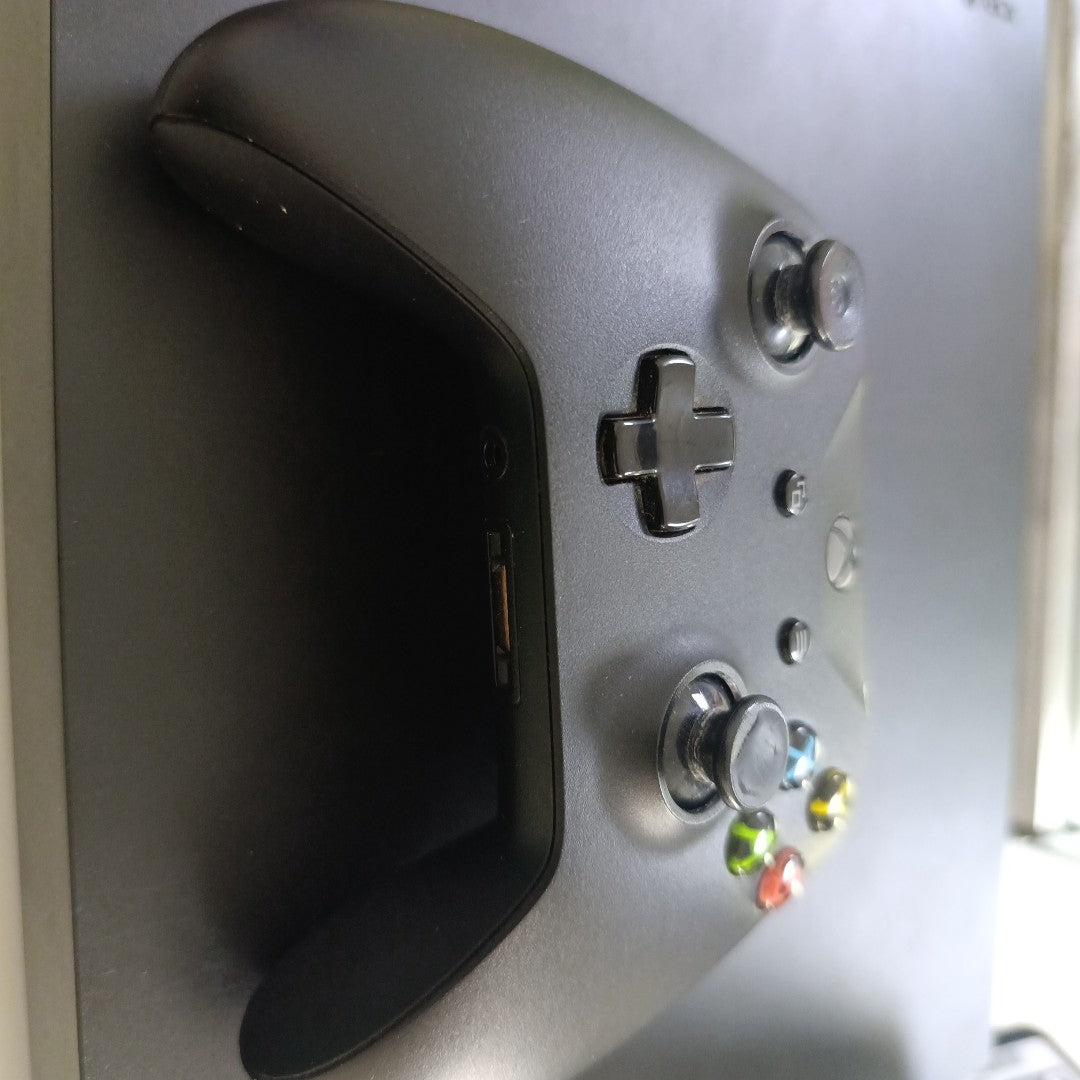 CONSOLA DE VIDEOJUEGO MICROSOFT XBOX ONE X 1 TB (SEMINUEVO)