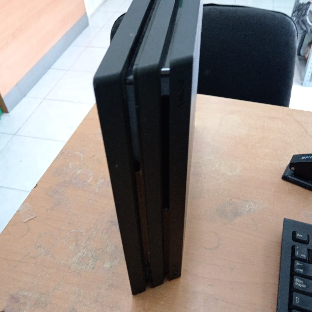 CONSOLA DE VIDEOJUEGO SONY PS4 PRO 1 TB (SEMINUEVO)