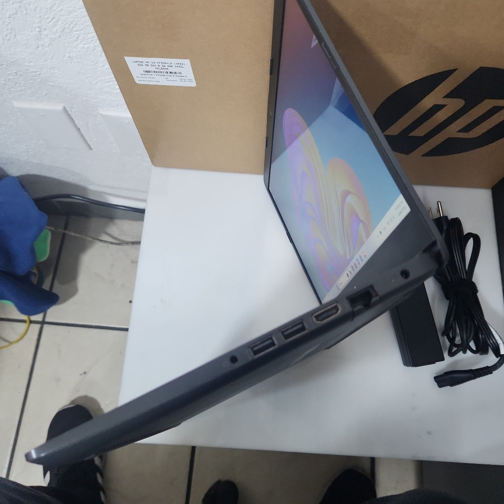 LAPTOP HP 14-CF2542LA (2022) 256 GB SSD 8 GB RAM (SEMINUEVO)
