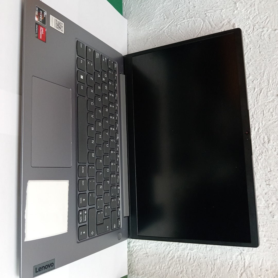 LAPTOP LENOVO V14 G4 AMN (2024) 512 GB SSD 16 GB RAM (SEMINUEVO)