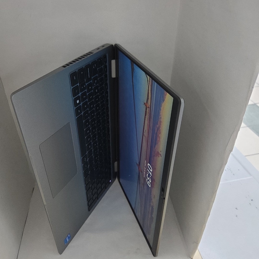 LAPTOP DELL LATITUDE 5540 (2023) 512 GB SSD 16 GB RAM (SEMINUEVO)