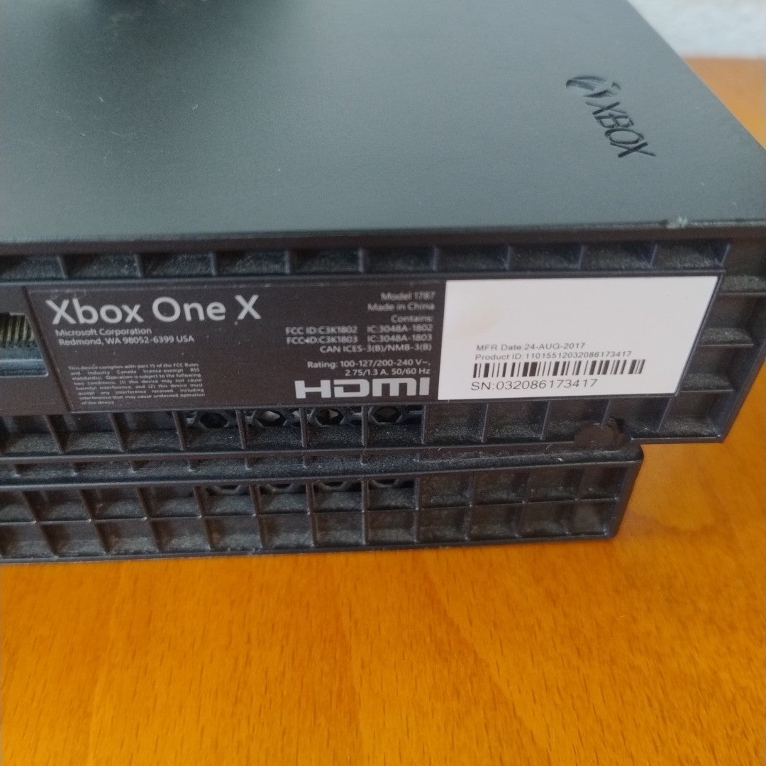 CONSOLA DE VIDEOJUEGO MICROSOFT XBOX ONE X 1 TB (SEMINUEVO)