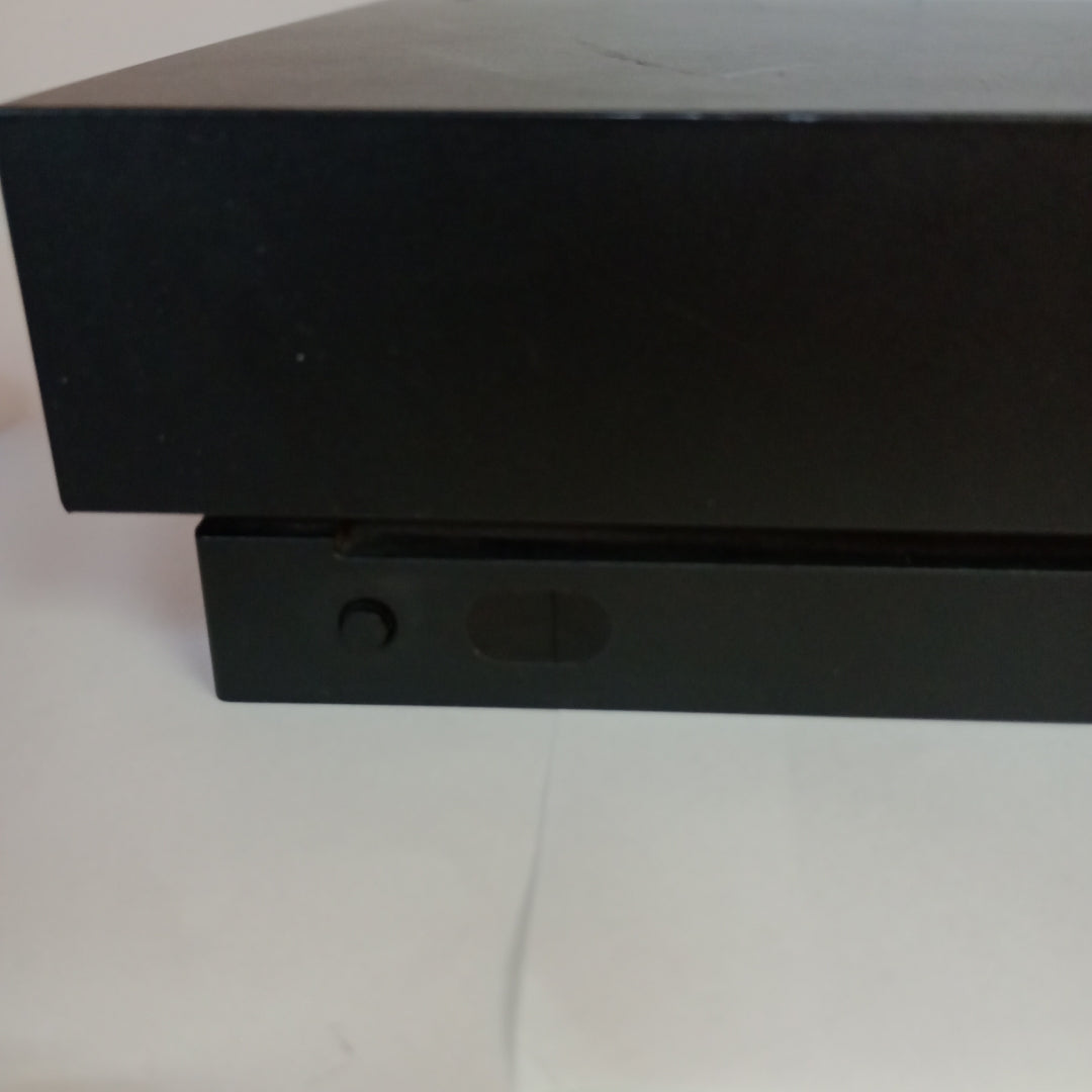 CONSOLA DE VIDEOJUEGO MICROSOFT XBOX ONE X 1 TB (SEMINUEVO)