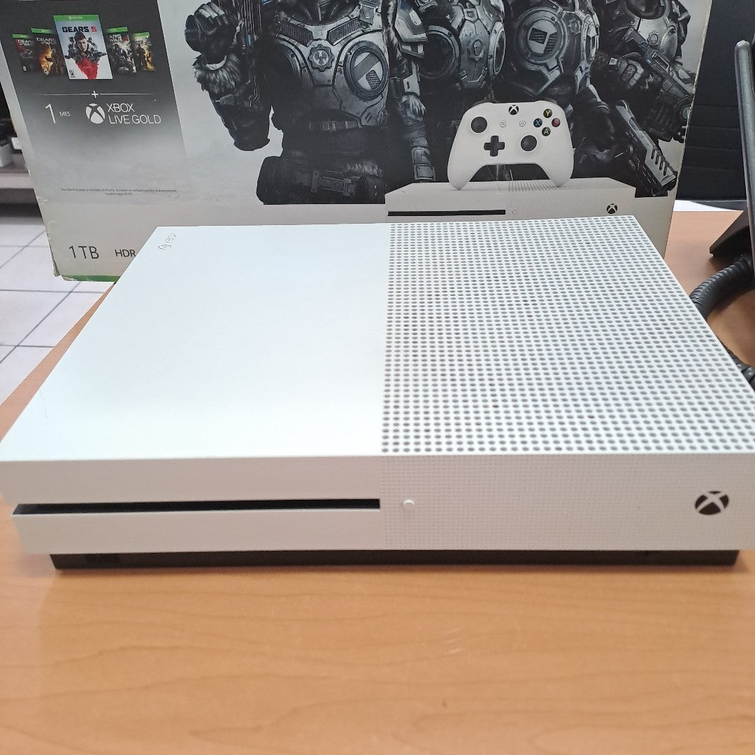 CONSOLA DE VIDEOJUEGO MICROSOFT XBOX ONE S 1 TB (SEMINUEVO)