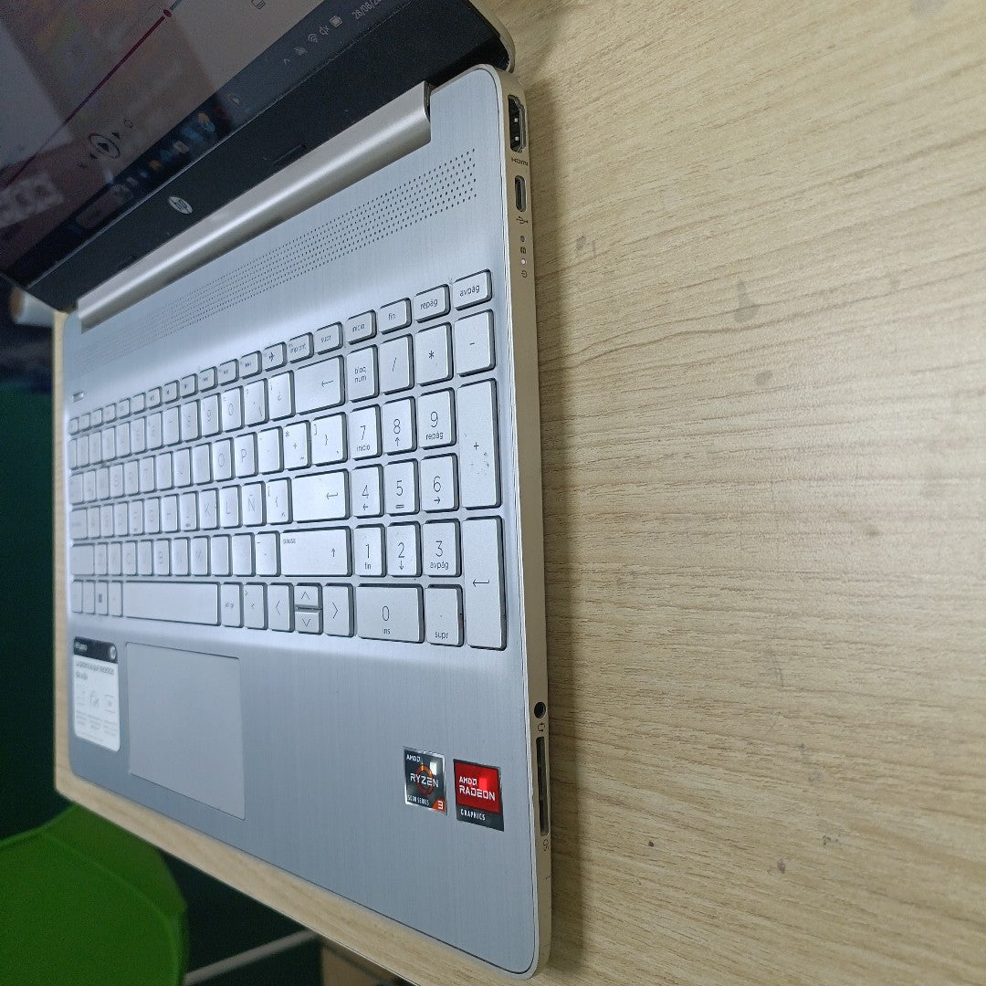 LAPTOP HP 15-EF2518LA (2023) 256 GB SSD 12 GB RAM (SEMINUEVO)