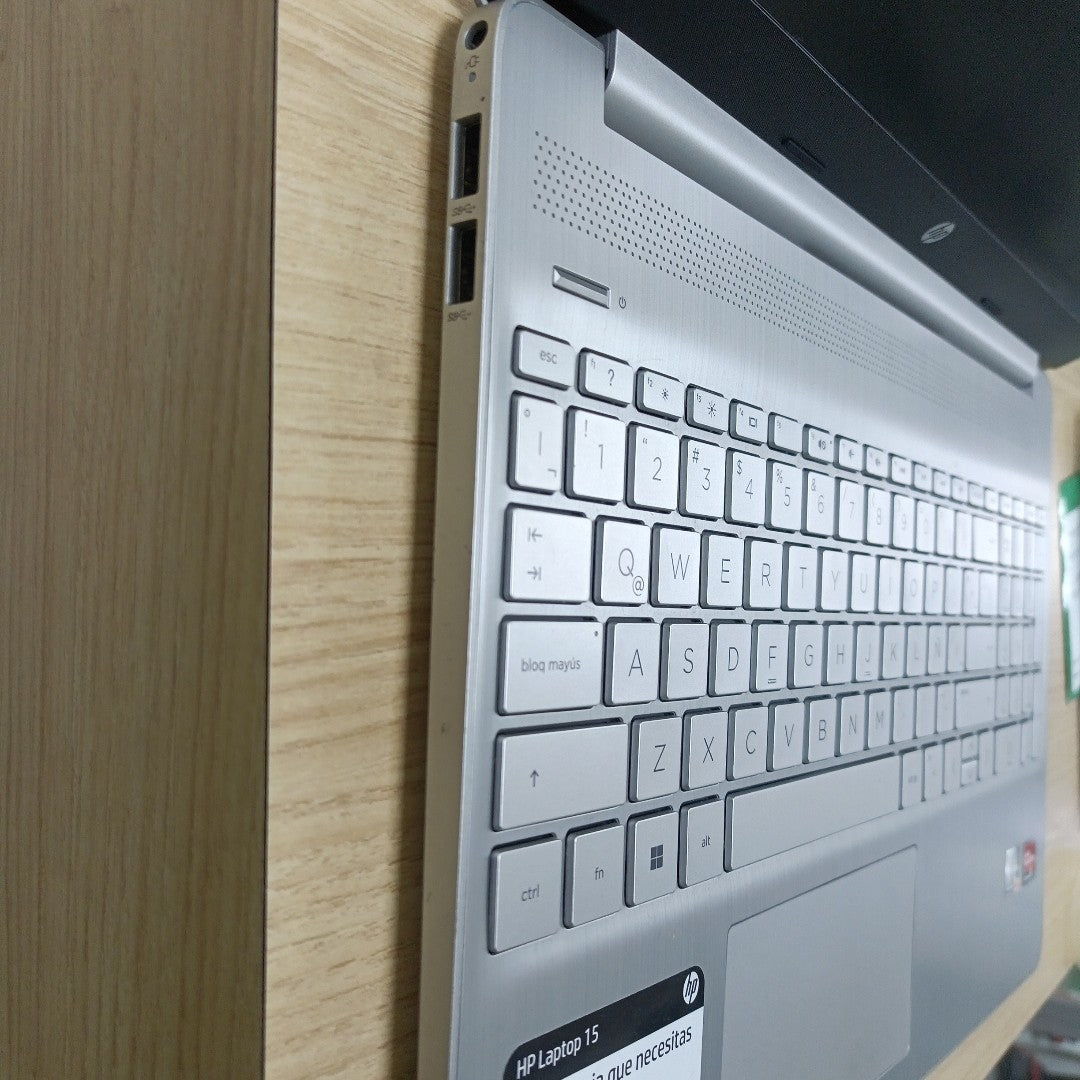 LAPTOP HP 15-EF2526LA (2024) 512 GB SSD 12 GB RAM (SEMINUEVO)