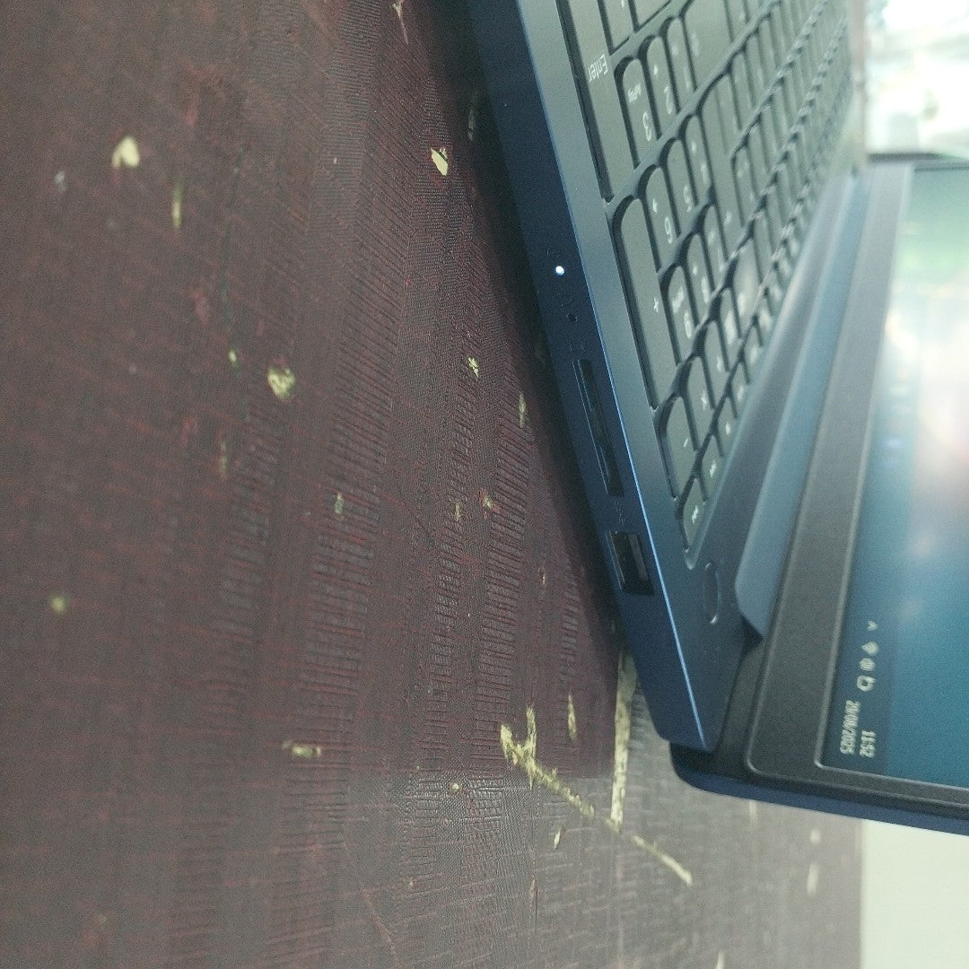 LAPTOP LENOVO IDEAPAD SLIM 3 15IAN8 (2023) 256 GB SSD 8 GB RAM (SEMINUEVO)