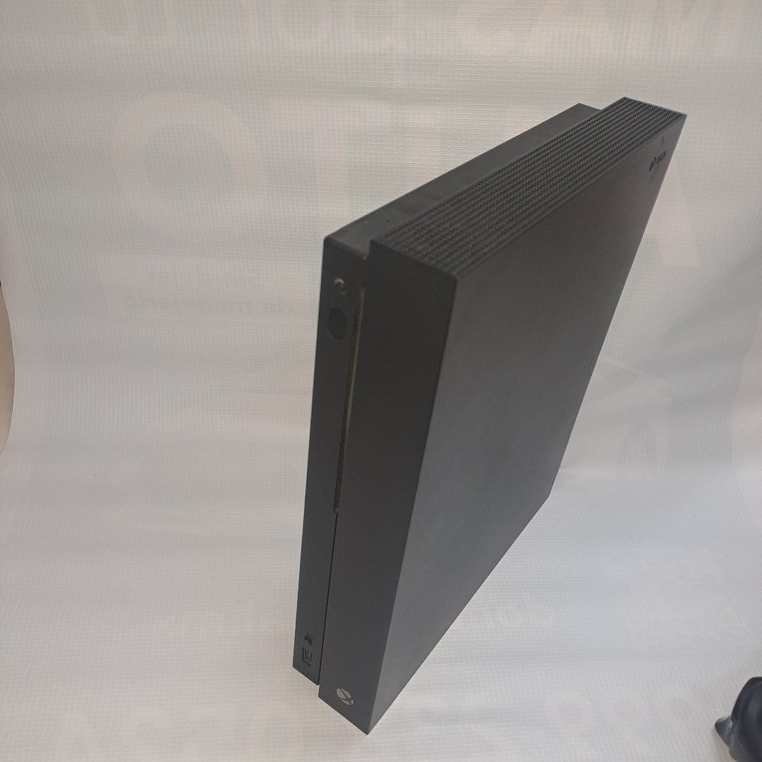 CONSOLA DE VIDEOJUEGO MICROSOFT XBOX ONE X 1 TB (SEMINUEVO)