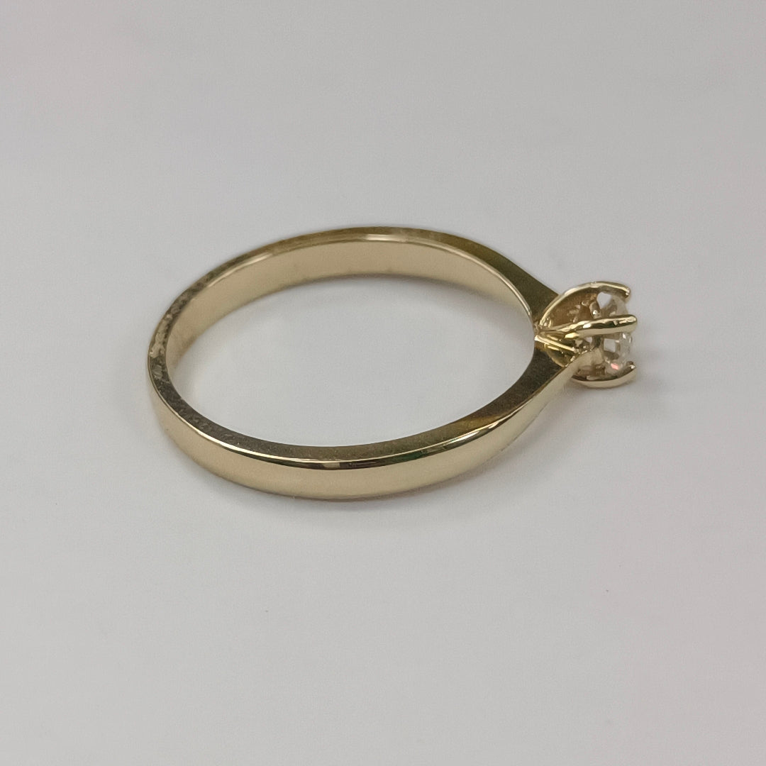 ANILLO SOLITARIO CON DIAMANTE CORTE BRILLANTE 0.20CTS JK SI1, 14K 2.2 G (NUEVO)