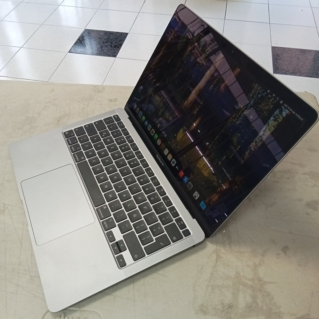 LAPTOP APPLE MACBOOK AIR 13" 2020 3.2 A2337 256 GB SSD 8 GB RAM (SEMINUEVO)
