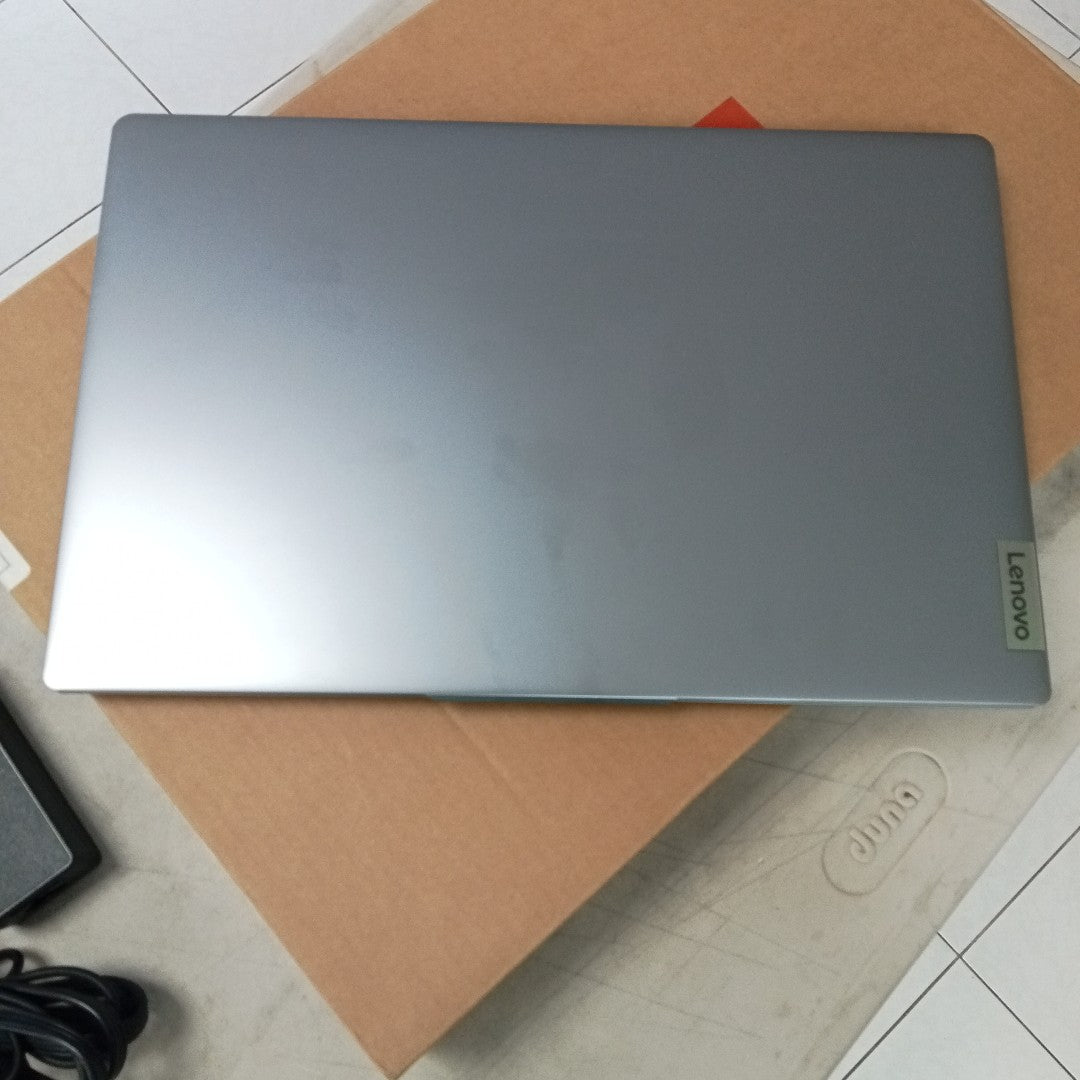 LAPTOP LENOVO IDEAPAD SLIM 3 15IRH8 (2024) 512 GB SSD 16 GB RAM (SEMINUEVO)