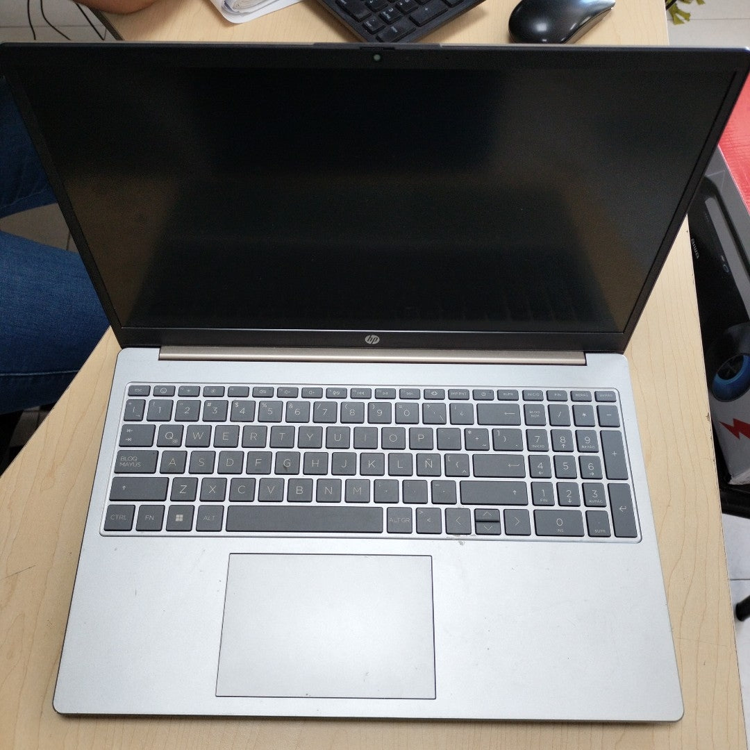 LAPTOP HP 15-FC0003LA (2023) 256 GB SSD 8 GB RAM (SEMINUEVO)