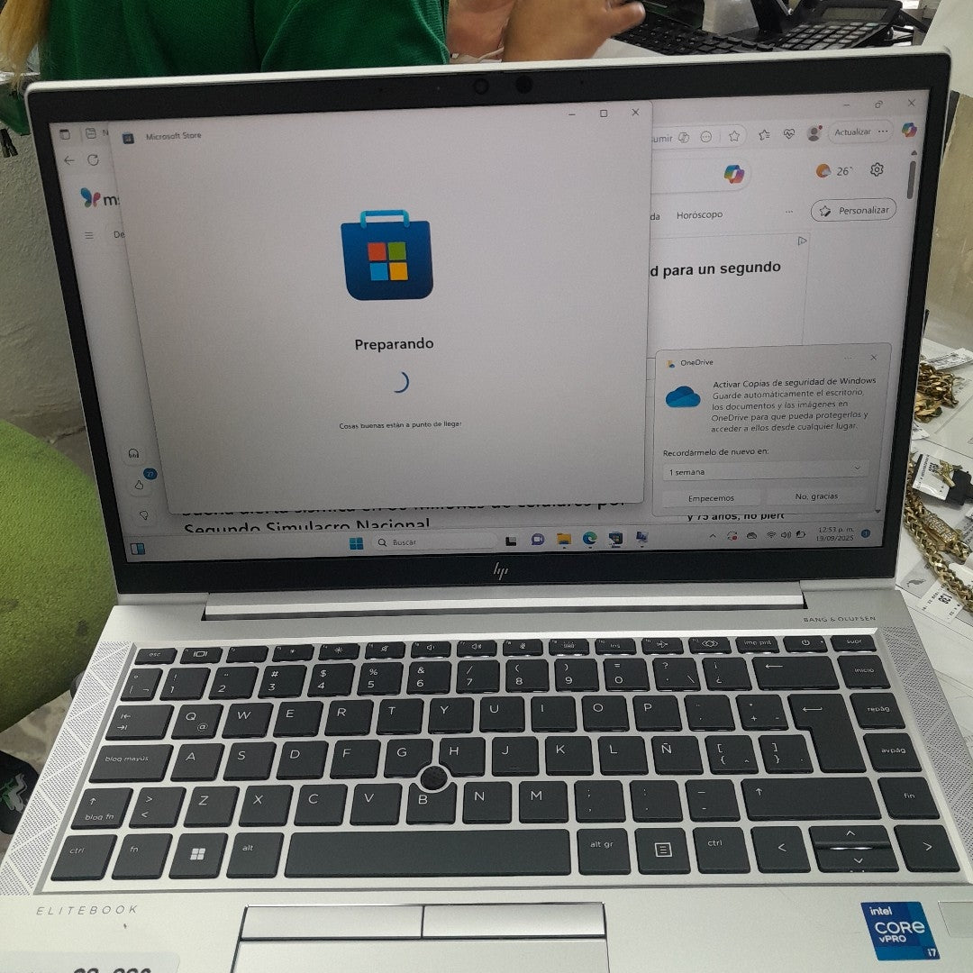 LAPTOP HP ELITEBOOK 840 G8 (2023) 256 GB SSD 16 GB RAM (SEMINUEVO)