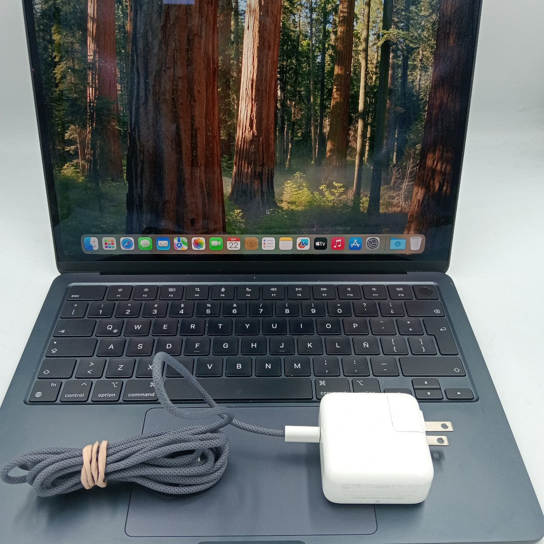 LAPTOP APPLE MACBOOK AIR 13" 2022 3.49 A2681 (8 CPU/8 GPU) 256 GB SSD 8 GB RAM (SEMINUEVO)