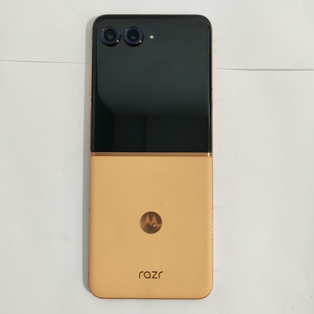 CELULAR MOTOROLA RAZR 50 ULTRA XT2451-3 (2024) 512 GB 12 GB RAM (SEMINUEVO)