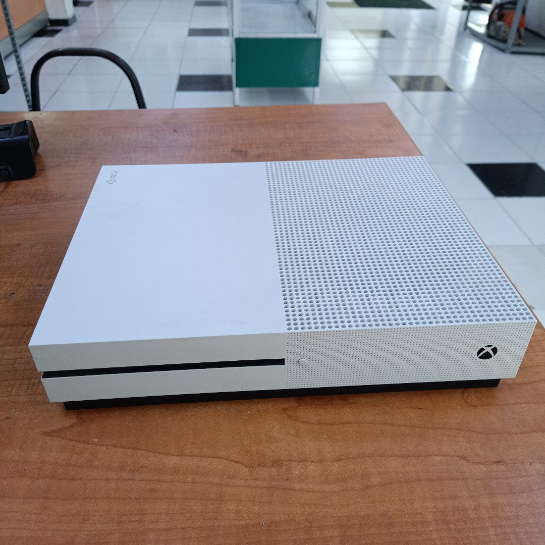 CONSOLA DE VIDEOJUEGO MICROSOFT XBOX ONE S 1 TB (SEMINUEVO)