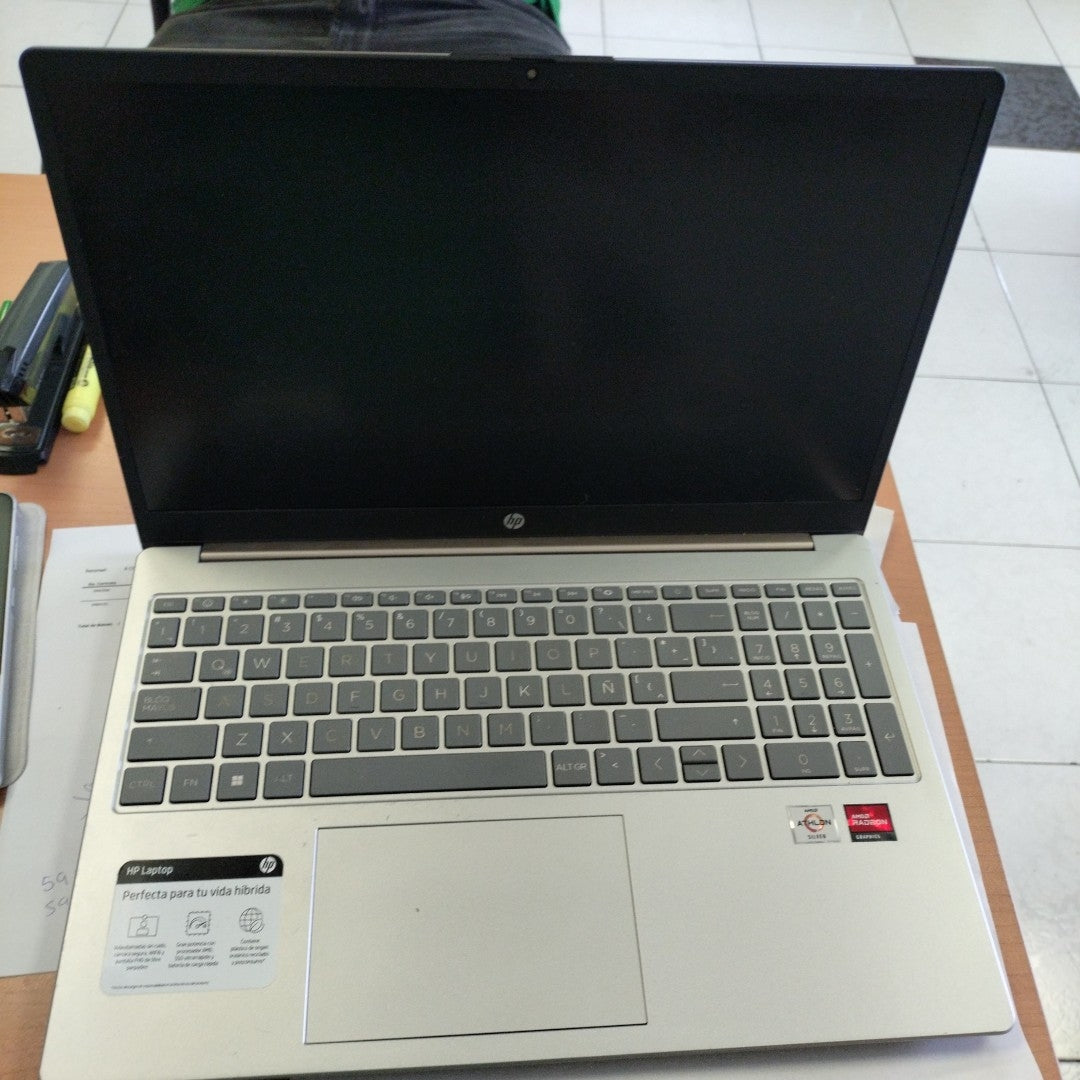 LAPTOP HP 15-FC0003LA (2023) 256 GB SSD 8 GB RAM (SEMINUEVO)