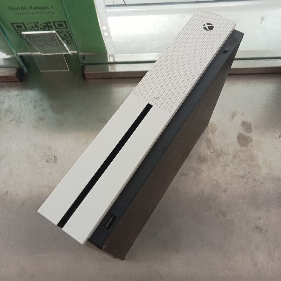 CONSOLA DE VIDEOJUEGO MICROSOFT XBOX ONE S 1 TB (SEMINUEVO)