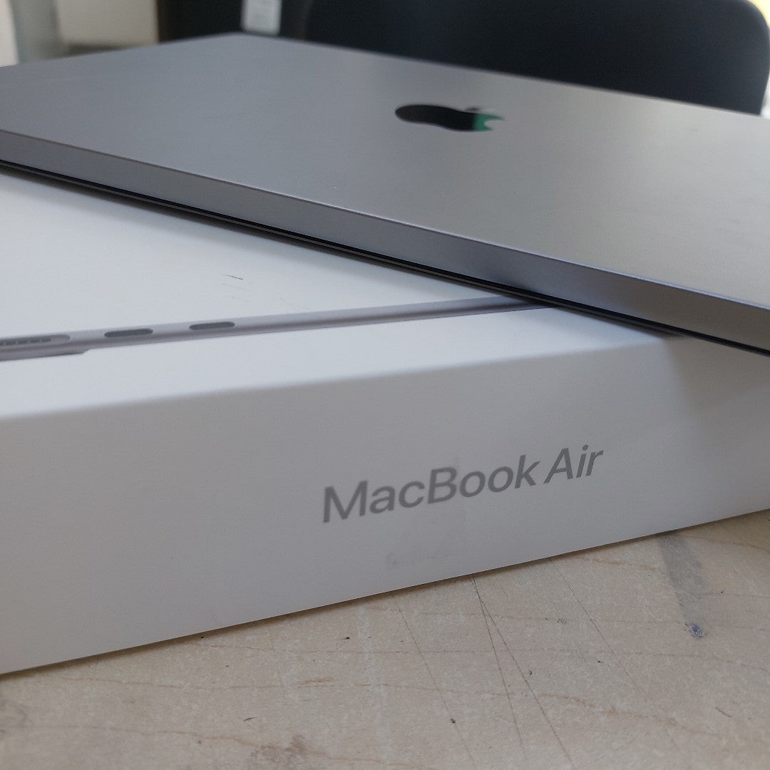 LAPTOP APPLE MACBOOK AIR 13" 2022 3.49 A2681 (8 CPU/8 GPU) 256 GB SSD 8 GB RAM (SEMINUEVO)