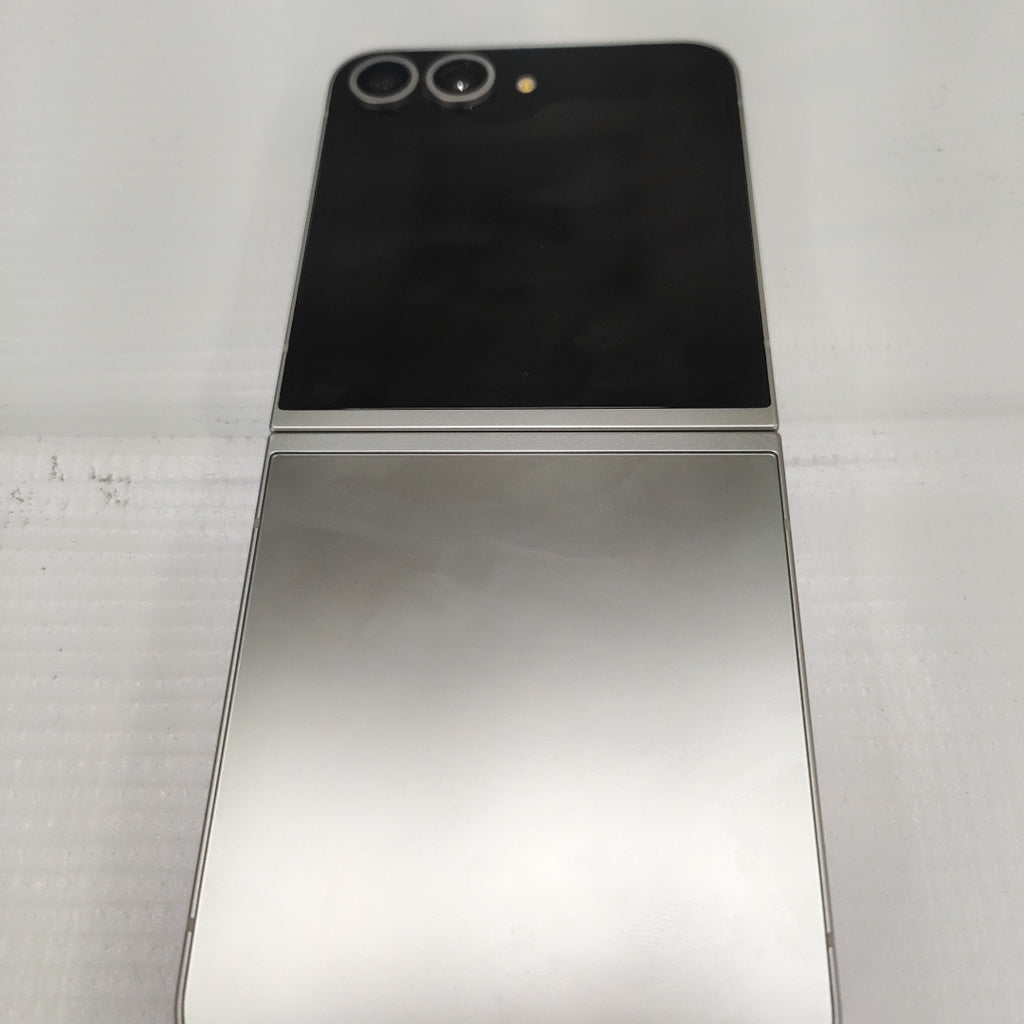 CELULAR SAMSUNG GALAXY Z FLIP6 SM-F741B (2024) 256 GB 12 GB RAM (SEMINUEVO)