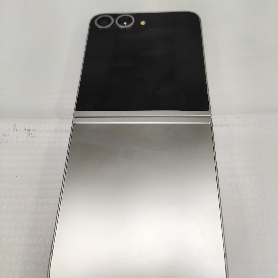 CELULAR SAMSUNG GALAXY Z FLIP6 SM-F741B (2024) 256 GB 12 GB RAM (SEMINUEVO)